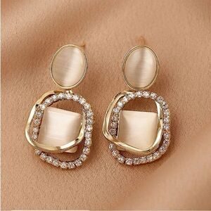 Elegant Gold and Cream Earrings N1079